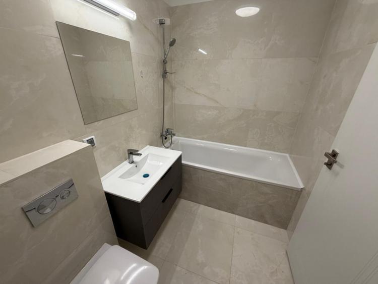 Apartament cu 4 camere decomandat în Florești