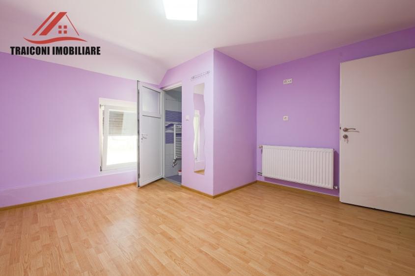 Casă individuală cu 8 camere cu Canalizare în Făget