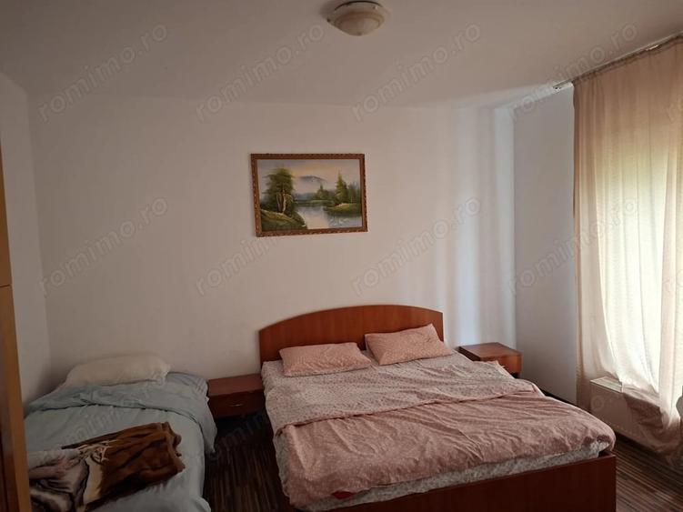 Casă cu 9 camere cu Teren 960 Mp în Bercu Roșu