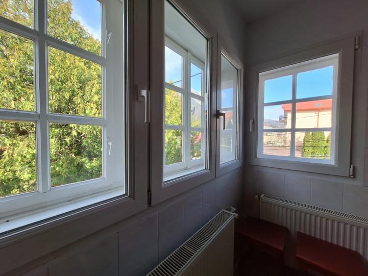 Casă individuală cu 12 camere cu Canalizare în Central