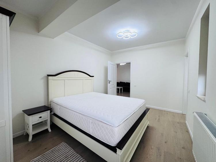 Apartament cu 3 camere semidecomandat în Banu Manta