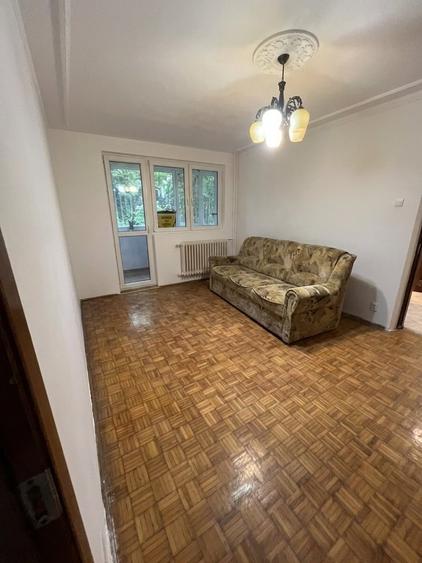 Apartament cu 3 camere semidecomandat, mobilat în Titan