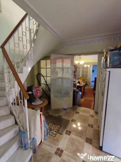 Casă cu 8 camere cu Teren 475 Mp în Uverturii