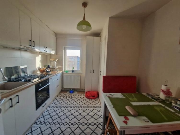Apartament cu 3 camere decomandat, mobilat în Aradului