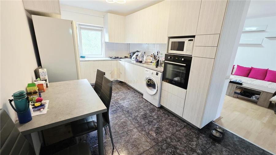 Apartament cu 4 camere decomandat, mobilat în Plopilor