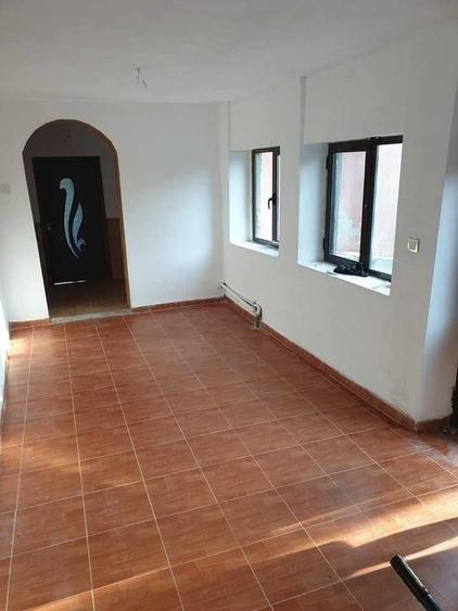 Casă cu 4 camere în Deveselu
