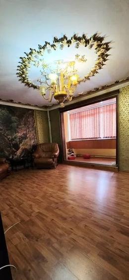Apartament cu 3 camere decomandat în Drumul Taberei
