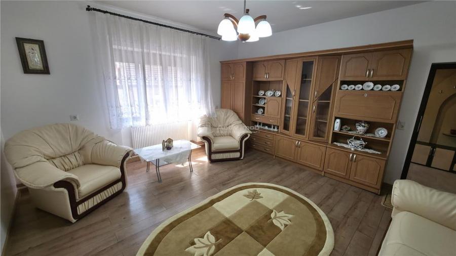 Casă cu 8 camere cu Teren 432 Mp în Central