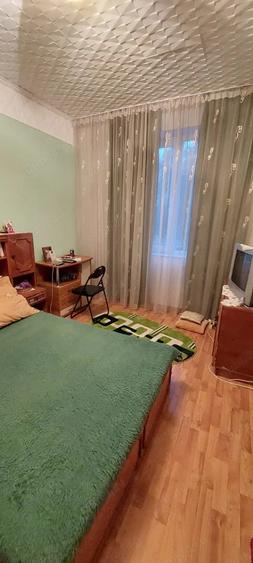 Apartament cu 3 camere semidecomandat în Deveselu