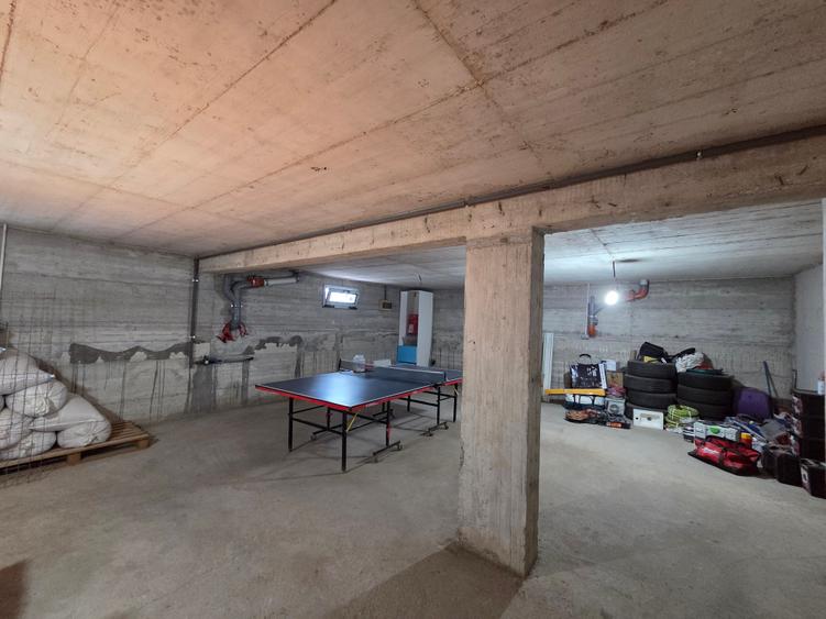 Casă individuală cu 5 camere cu Teren 2867 Mp în Exterior Vest