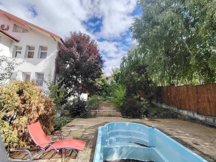 Casă individuală cu 18 camere cu Teren 1300 Mp în Bucium