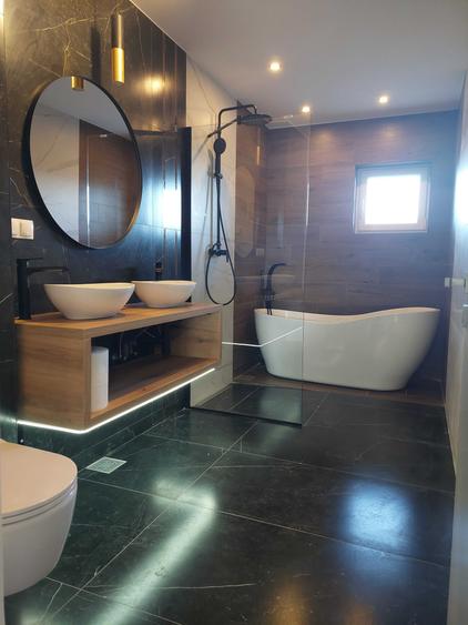 Apartament cu 4 camere decomandat în Central