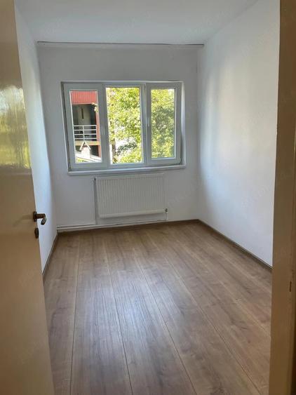 Apartament cu 3 camere semidecomandat în Exterior Vest