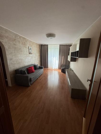 Apartament cu 3 camere semidecomandat în Berceni