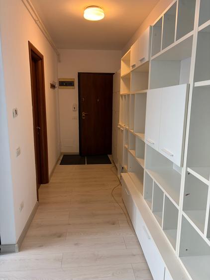 Apartament cu 3 camere semidecomandat în Barbu Văcărescu