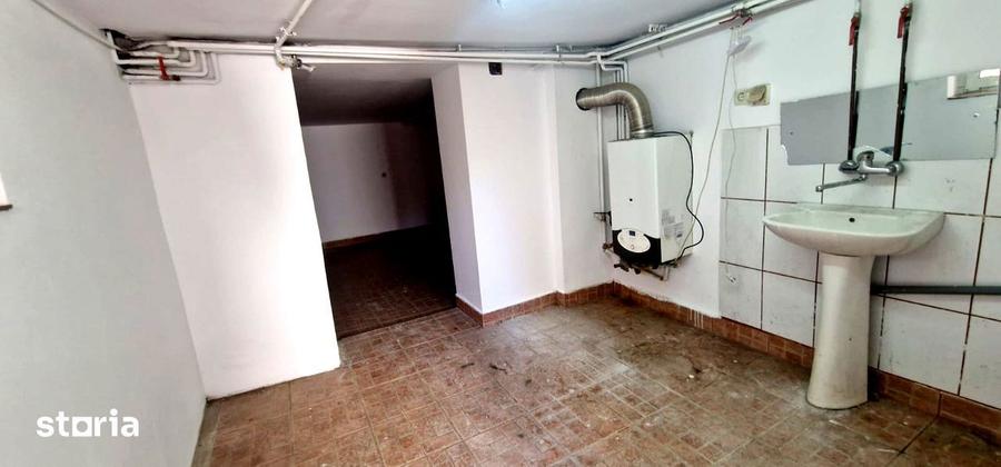 Casă cu 6 camere cu Canalizare în Trei Stejari