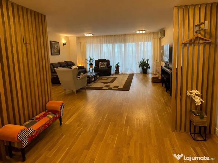 Apartament cu 4 camere decomandat în Băneasa