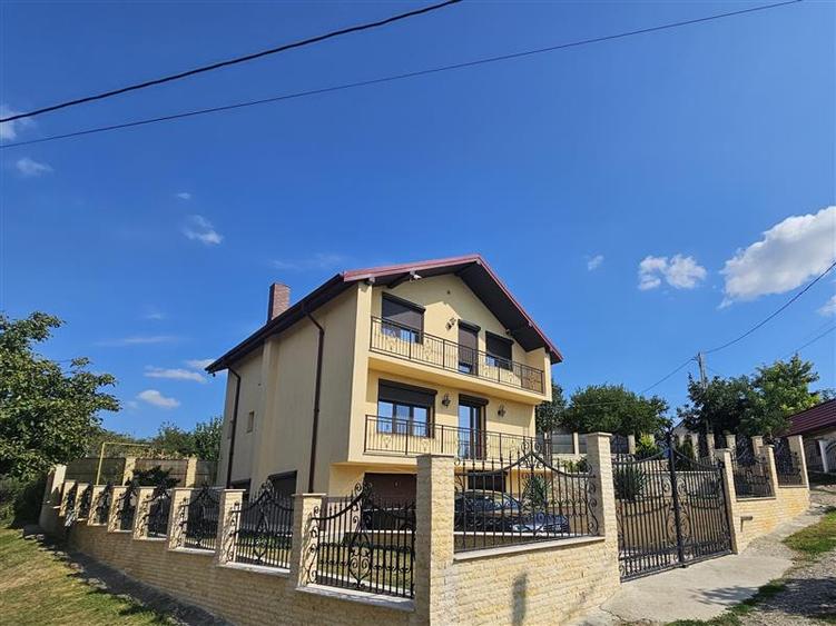 Casă cu 5 camere cu Garaj în Lețcani