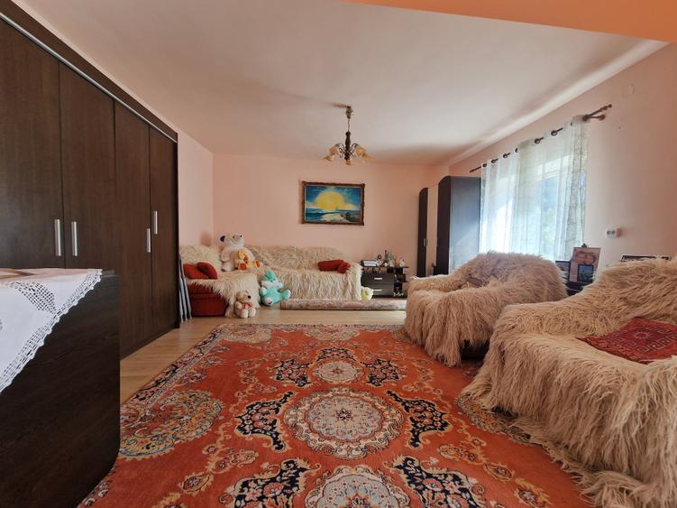 Casă cu 4 camere cu Garaj în Cogealac