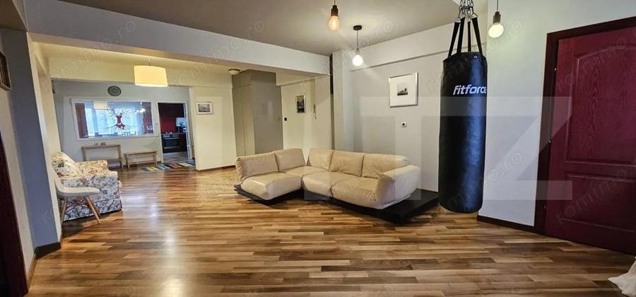 Apartament cu 3 camere decomandat, mobilat în Central