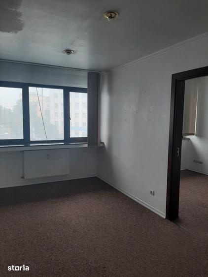 Apartament cu 5 camere decomandat în Romană