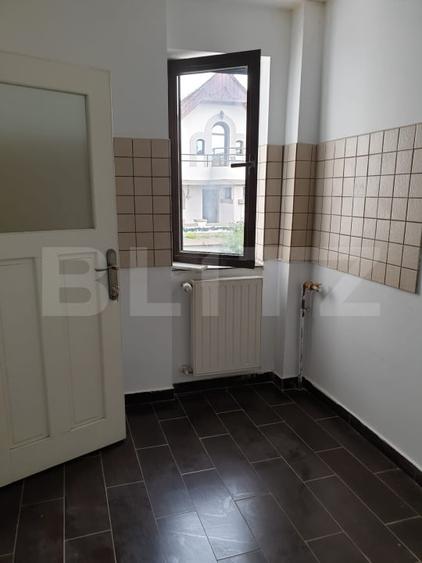 Casă individuală cu 11 camere cu Canalizare în Central