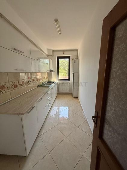 Apartament cu 3 camere semidecomandat în Jiului