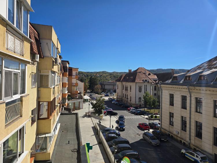 Apartament cu 4 camere decomandat în Ultracentral