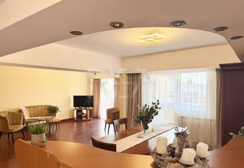 Apartament cu 4 camere decomandat, mobilat în P-ța Unirii