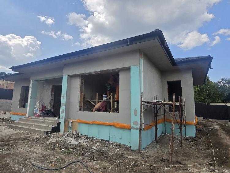 Casă cu 3 camere în Tomești