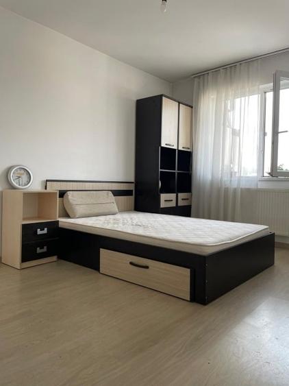 Apartament cu 3 camere decomandat, mobilat în Apărătorii Patriei