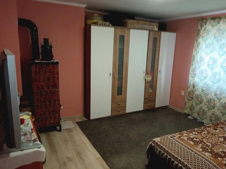 Casă cu 3 camere în Pustiniș