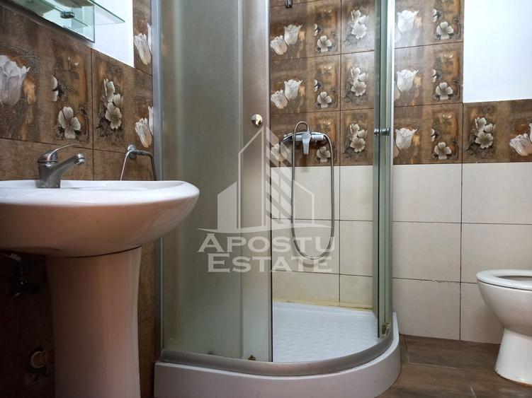 Casă individuală cu 20 camere cu Canalizare în Central