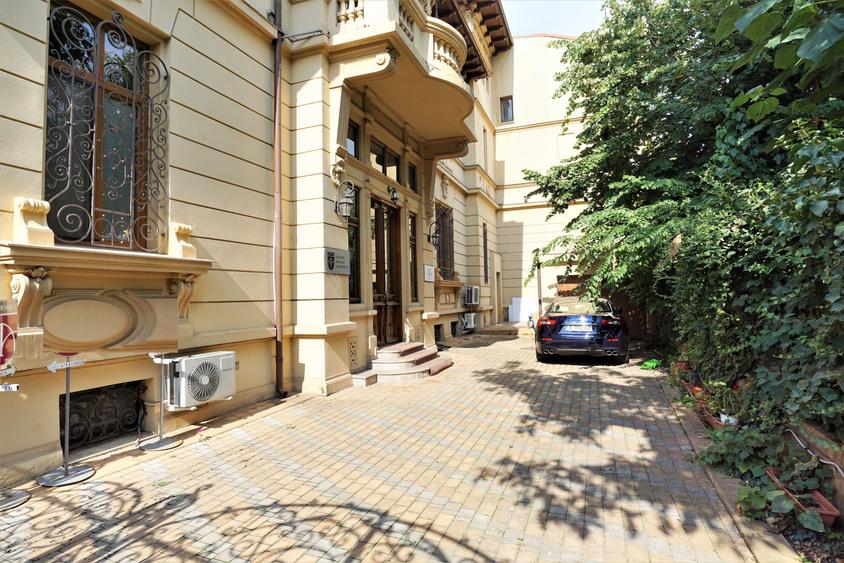 Birou, de 677 mp, în P-ța Romană