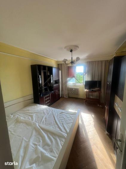 Apartament cu 3 camere în Podu Roș