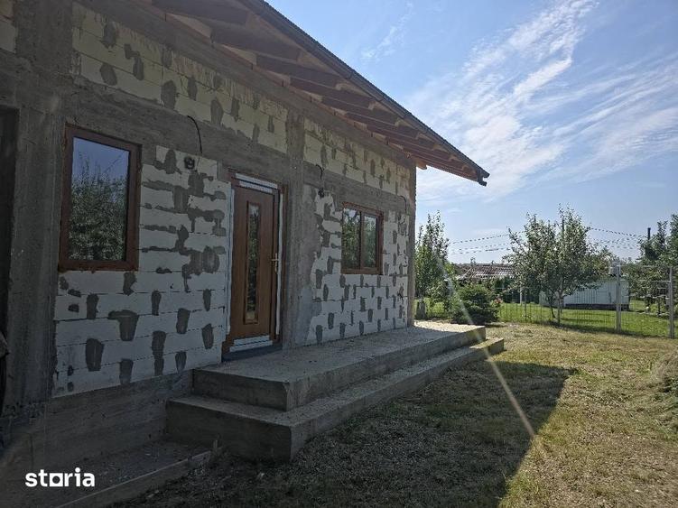 Casă cu 4 camere cu Teren 1006 Mp în Podenii Noi