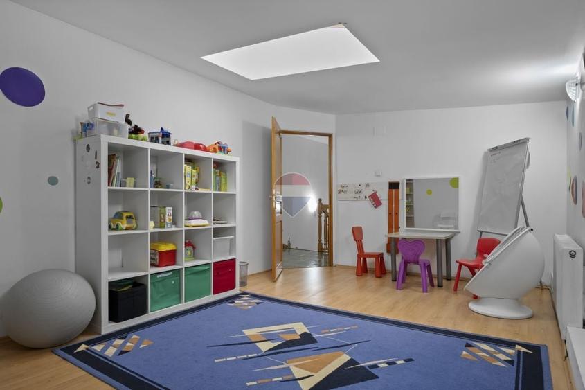 Casă individuală cu 8 camere cu Teren 300 Mp în 13 Septembrie
