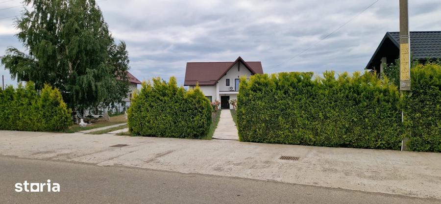 Casă cu 5 camere cu Teren 5400 Mp în Vadu Moldovei