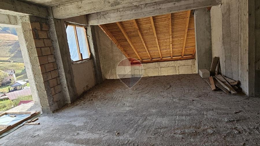 Casă individuală cu 10 camere cu Teren 1055 Mp în Dâmbovicioara