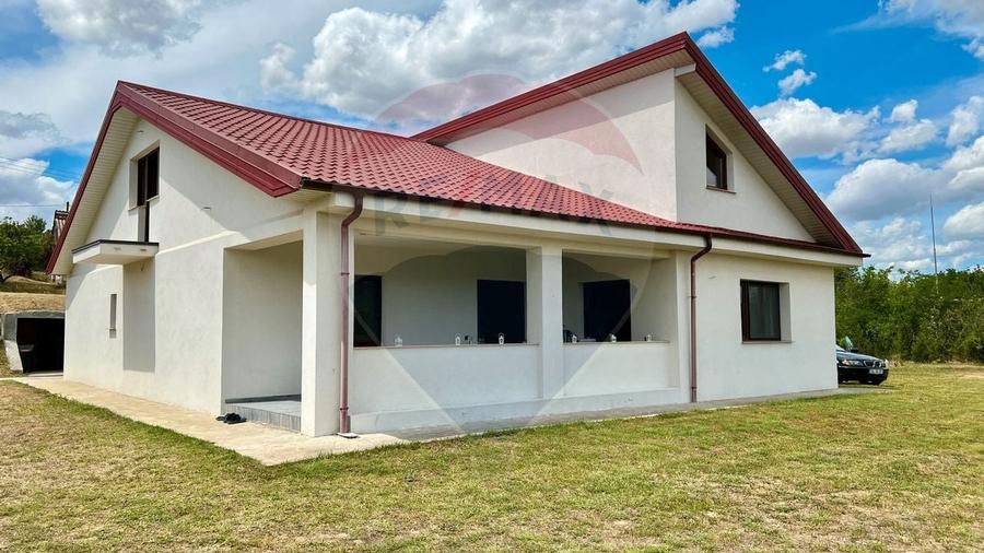 Casă individuală cu 4 camere cu Teren 4151 Mp în Sud