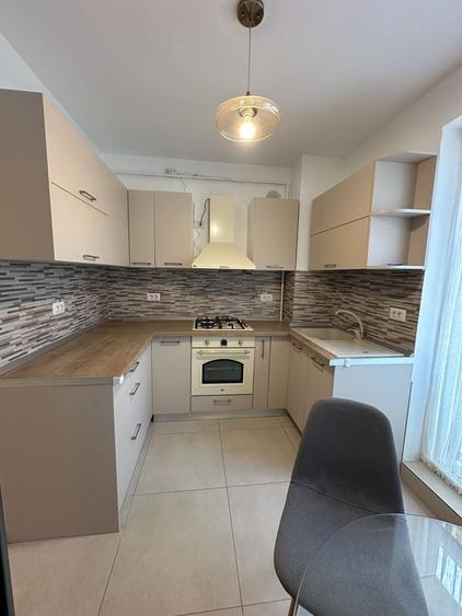 Inchiriez apartament 3 camere / Pacurari - 7