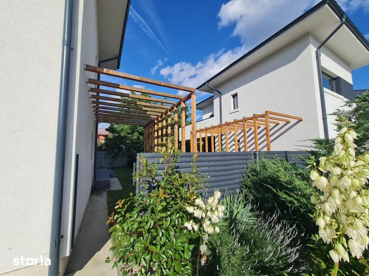 Casă cu 8 camere cu Teren 580 Mp în Corbeanca
