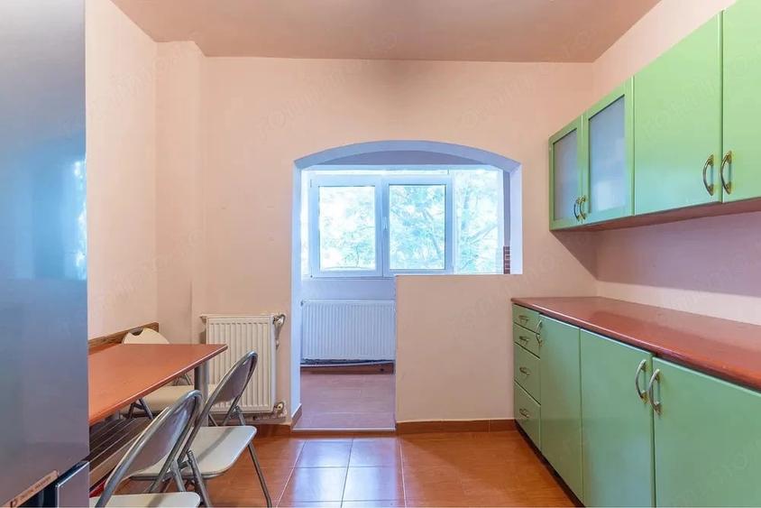 Apartament cu 3 camere semidecomandat în Inel I