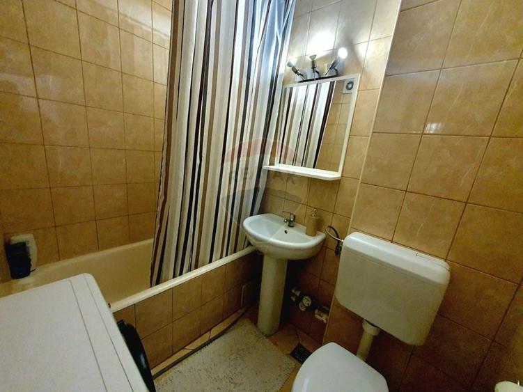 Apartament cu 3 camere semidecomandat, mobilat în Titan