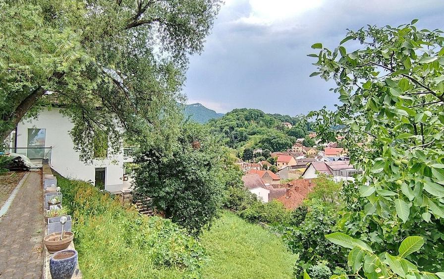 Casă individuală cu 9 camere cu Canalizare în Brașovul Vechi