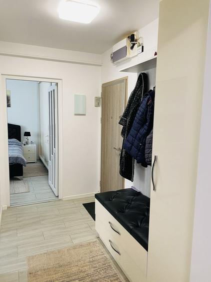 Apartament cu 3 camere semidecomandat în Podu Roș