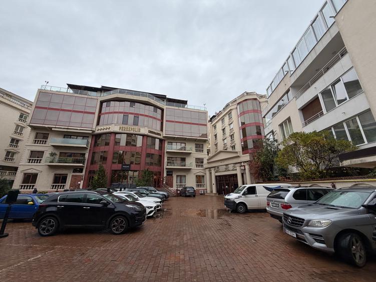 Apartament cu 3 camere semidecomandat în Herăstrău