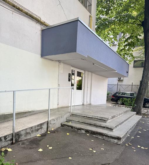 Apartament cu 3 camere decomandat, mobilat în P-ța Victoriei