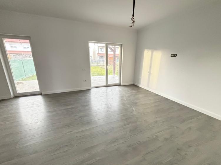 Duplex cu 4 camere cu Teren 300 Mp în Covaci