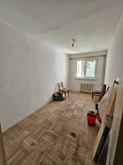 Apartament cu 4 camere semidecomandat în Sud